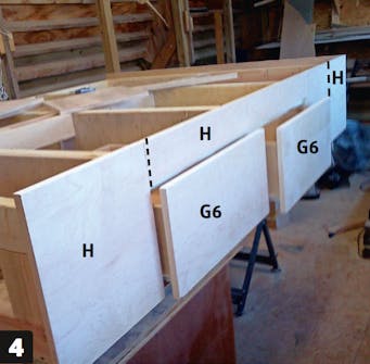 Dobbeltseng med opbevaring: Skru resten af beklædningen fast Dobbeltseng med opbevaring: Skru resten af beklædningen fast